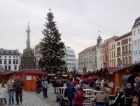 Olomouc-Horní náměstí-Sousoší Nejsvětější Trojice o vánočních trzích-Foto:Ulrych Mir.