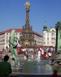 Olomouc-Horní náměstí-Arionova kašna a Sousoší Nejsvětější Trojice-Foto:Ulrych Mir.