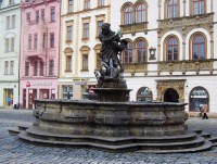 Olomouc-Horní náměstí-Herkulova kašna z r.1688 a Edelmannův palác-Foto:Ulrych Mir.