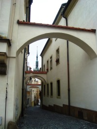 Olomouc-Školní ulice a radniční věž-Foto:Ulrych Mir.