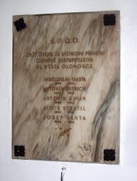 Olomouc-Horní náměstí-radniční nádvoří-pamětní deska zahynulým zástupcům města v r.1945-Foto:Ulrych Mir.