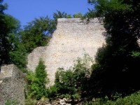 Choustník-hrad-východní hradby z nádvoří-Foto:Ulrych Mir.