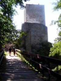 Choustník-hrad-věž od východu-Foto:Ulrych Mir.