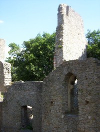 Choustník-hrad-jižní palác s gotickým oknem-Foto:Ulrych Mir.