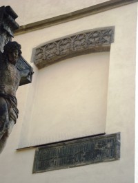 Olomouc-Žerotínovo nám.-kostel sv.Michala-kamenná deska s letopočtem přestavby 1482-Foto:Ulrych Mir.