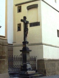 Olomouc-Žerotínovo nám.-kostel sv.Michala-kříž před vchodem a kamenná nápisová deska-Foto:Ulrych Mir.