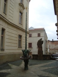 Olomouc-fontána Pramen živé vody sv.Jana Sarkandra před kaplí sv.Jana Sarkandra a socha sv.Jana Nepomuckého-Foto:Ulrych Mir.