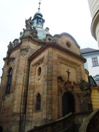 Olomouc-kaple sv.Jana Sarkandra z Mahlerovy ulice-socha sv. Jana Nepomuckého a reliéf I.Panáka nad oknem-Foto:Ulrych Mir.