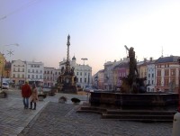 Olomouc-Dolní náměstí-Neptunova kašna a Mariánský sloup-Foto:Ulrych Mir.