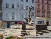 Olomouc-Dolní náměstí-Neptunova kašna z r. 1683 a dům U Černého koně-Foto:Ulrych Mir.