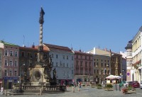 Olomouc-Dolní náměstí-Neptunova kašna z r. 1683 a Mariánksý sloup-Foto:Ulrych Mir.