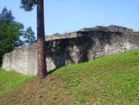 Kozí Hrádek-hrad-jižní hradební zeď-Foto:Ulrych Mir.