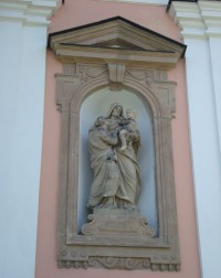 Poutní místo Stará Voda u Libavé-socha sv. Anny na průčelí kostela-Foto:Ulrych Mir.