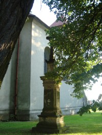 Domašov u Šternberka-kamenný kříž u kostela z r.1845-Foto:Ulrych Mir.