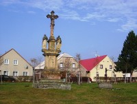 Jívová-kříž se sousoším Kalvárie a sochami P.Marie a Jana Evangelisty z r.1836-Foto:Ulrych Mir.