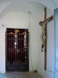 Guntramovice-kostel sv.Jakuba-kříž u vstupu-Foto:Ulrych Mir.
