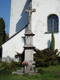 Guntramovice-kříž z r.1914 před kostelem sv. Jakuba-Foto:Ulrych Mir.