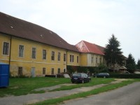 Nové Dvory u Kutné Hory-zámek-východní křídlo z bývalého parku-Foto:Ulrych Mir.