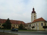 Nové Dvory u Kutné Hory-zámek-arkádová chodba a kostel sv. Martina-Foto:Ulrych Mir.