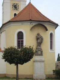 Nové Dvory u Kutné Hory-zámek-kostel sv.Václava se sochou-Foto:Ulrych Mir.