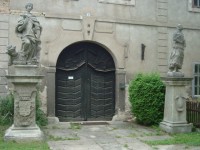 Nové Dvory u Kutné Hory-bývalý dominikánský klášter-sochy u vchodu-Foto:Ulrych Mir.