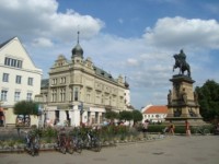 Poděbrady-pomník krále Jiřího z Poděbrad z r.1891 (1896) a OD Centrum,bývalá Občanská záložna-Foto:Ulrych Mir.