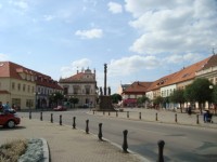 Poděbrady-náměstí s morovým mariánským sloupem z r.1765 a Městský úřad-Foto:Ulrych Mir.