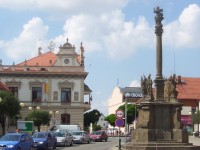 Poděbrady-náměstí s morovým mariánským sloupem z r.1765 a Městský úřad-Foto:Ulrych Mir.