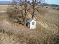 Daskabát-polní kaple za dálnicí ze silničního nadjezdu-Foto:Ulrych Mir.