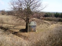 Daskabát-polní kaple za dálnicí ze silničního nadjezdu-Foto:Ulrych Mir.