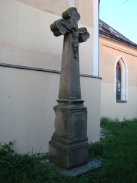 Velký Újezd-kamenný kříž u boční stěny kostela z r.1780-Foto:Ulrych Mir.