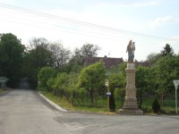 Lazníčky-sloup se sochou sv.Boží Rodičky z r. 1907 na návsi-Foto:Ulrych Mir.