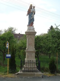 Lazníčky-sloup se sochou sv.Boží Rodičky z r. 1907 na návsi-Foto:Ulrych Mir.