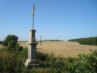 Krčmaň-litinový kříž z r.1873 u rybníka před obcí a boží muka-Foto:Ulrych Mir.