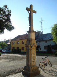 Krčmaň-kříž z r.1879 před kostelem-Foto:Ulrych Mir.