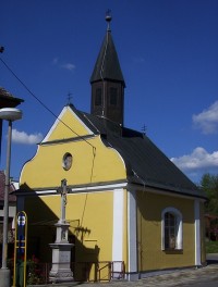 Přáslavice-kaple sv.Rocha z r. 1767 s kamenným křížem na návsi-Foto:Ulrych Mir.