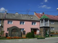 Přáslavice-zvonice s kaplí Československé církve Husitské z r. 1930 a pomník padlým-Foto:Ulrych Mir.