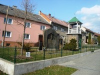 Přáslavice-zvonice s kaplí Československé církve Husitské z r. 1930, pomník padlým a lípa Svobody-Foto:Ulrych Mir.