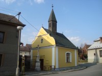 Přáslavice-kaple sv.Rocha z r. 1767 s kamenným křížem na návsi-Foto:Ulrych Mir.