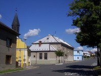 Přáslavice-kaple sv.Rocha s křížem a Hostinec na Dolní-Foto:Ulrych Mir.
