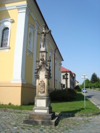 Doloplazy-kříž z r.1895 před kostelem-Foto:Ulrych Mir.