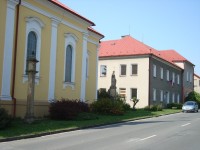 Doloplazy-kostel sv. Cyrila a Metoděje s barokním sloupem pomníkem se sochou sv.Václava-Foto:Ulrych Mir.