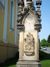 Doloplazy-kříž z r.1895 před kostelem-detail-Foto:Ulrych Mir.