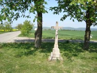 Doloplazy-kříž na začátku obce u silnice z Daskabátu-Foto:Ulrych Mir.