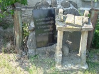 Doloplazy-kříž s klekátkem na konci obce ve směru na Kocourovec-Foto:Ulrych Mir.