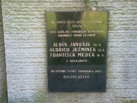 Doloplazy-pomník obětem II.světové války návsi u obchodu-Foto:Ulrych Mir.