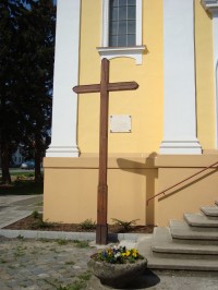 Doloplazy-dřevěný kříž s pamětní deskou na kostele z r.1902-Foto:Ulrych Mir.