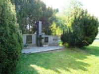 Doloplazy-pomník obětem II.světové války návsi u obchodu-Foto:Ulrych Mir.