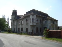 Doloplazy-kříž s klekátkem na konci obce ve směru na Kocourovec-Foto:Ulrych Mir.