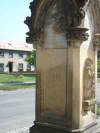 Doloplazy-kříž z r.1895 před kostelem-detail-Foto:Ulrych Mir.